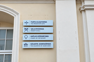 Cztery tablice kierunkowe na Jasnej Górze