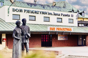 Najłatwiej wejść do Domu Pielgrzyma od strony parkingu, przy pomniku rodziców św. Jana Pawła II