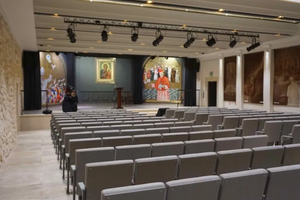 Sala Papieska znajduje się pod jasnogórskimi wałami, pomiędzy wejściem od ulicy Klasztornej i Bramą Lubomirskich w pobliżu bazyliki; nieopodal Jasnogórskiej Rodziny Różańcowej. Stojąc w drzwiach Sali Papieskiej widać Kaplicę Adoracji.