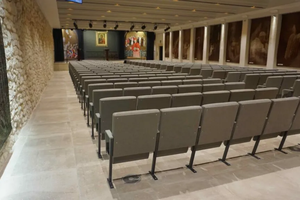 Sala Papieska znajduje się pod jasnogórskimi wałami, pomiędzy wejściem od ulicy Klasztornej i Bramą Lubomirskich w pobliżu bazyliki; nieopodal Jasnogórskiej Rodziny Różańcowej. Stojąc w drzwiach Sali Papieskiej widać Kaplicę Adoracji.